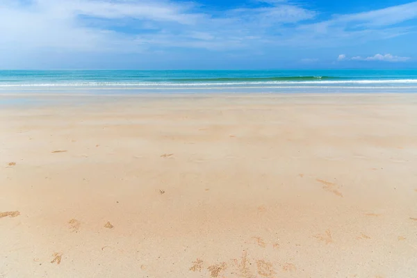 沙子和波浪在海滩背景 — 图库照片
