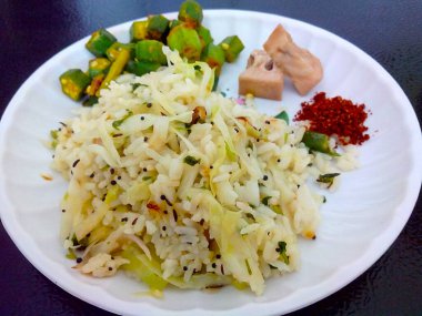 lahana ve pirinç kızartılmış Hint yemeği. 