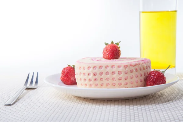 Strawberry rulla tårtan i plattan med gaffel — Stockfoto