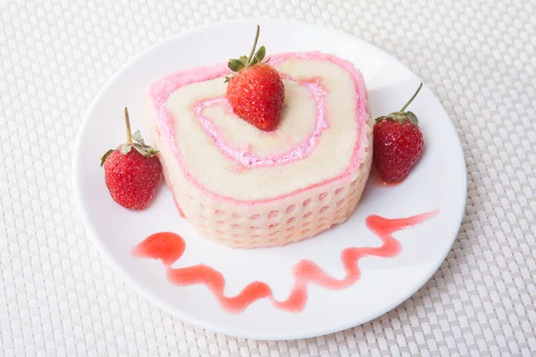 Strawberry rulla tårtan i plattan — Stockfoto