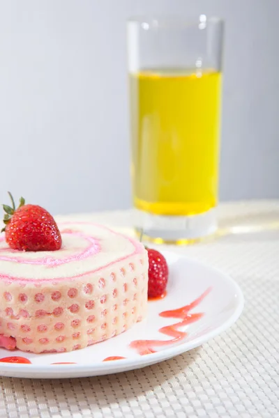 Gâteau aux fraises avec boisson — Photo