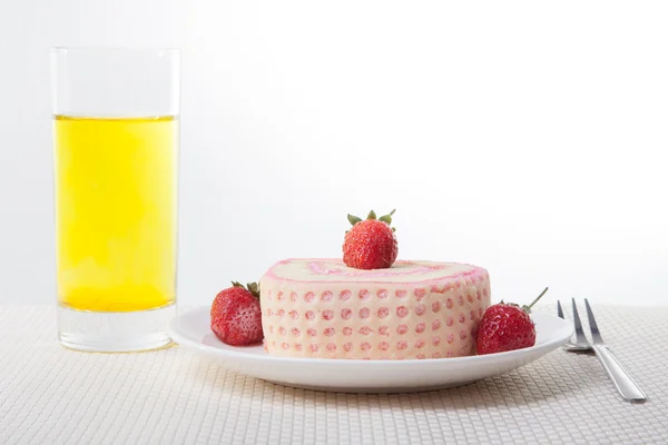 Torta di rotolo di fragole in piatto con forchetta Immagine Stock