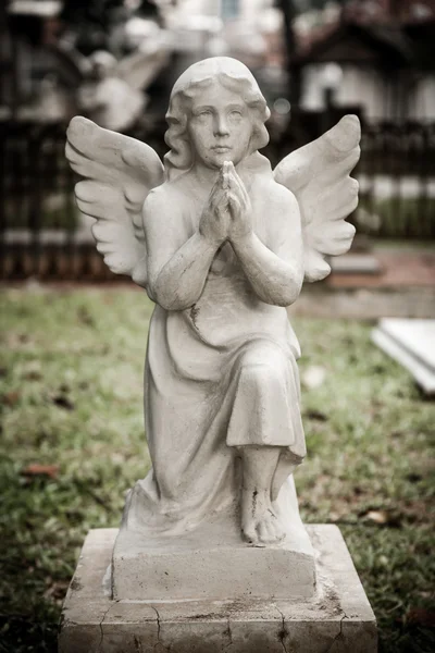 Statua dell'angelo nel vecchio cimitero Museo Prasasti — Foto Stock