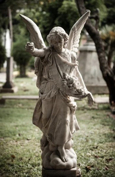 Estatua de ángel en el antiguo cementerio Museo Prasasti — Foto de Stock