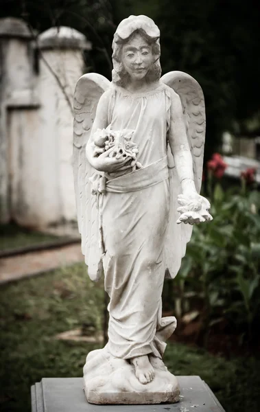 Estátua do anjo no antigo cemitério Museu Prasasti — Fotografia de Stock