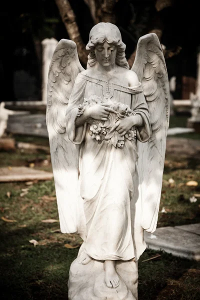 Estatua de ángel en el antiguo cementerio Museo Prasasti — Foto de Stock