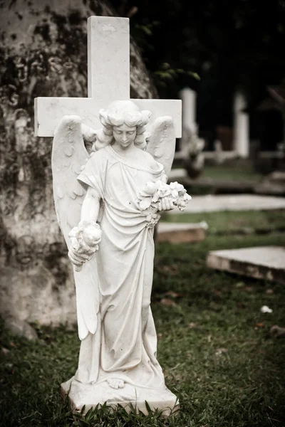 Estatua de ángel en el antiguo cementerio Museo Prasasti —  Fotos de Stock