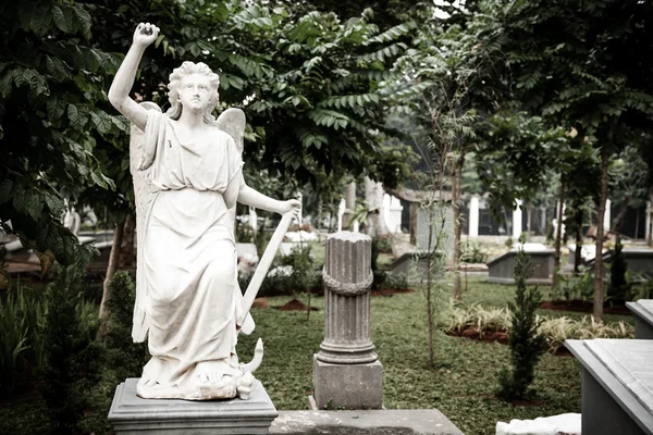 Staty av ängel i gamla kyrkogården museum prasasti — Stockfoto