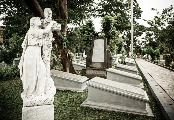 Estatua en el antiguo cementerio Museo Prasasti —  Fotos de Stock