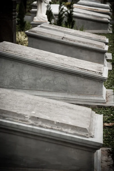 Pietre tombali in antichissimo cimitero Museo Prasasti — Foto Stock