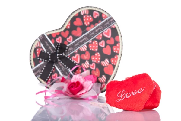 Sevgi hediye kutusu mevcut ile kalp şeklinde — Stok fotoğraf
