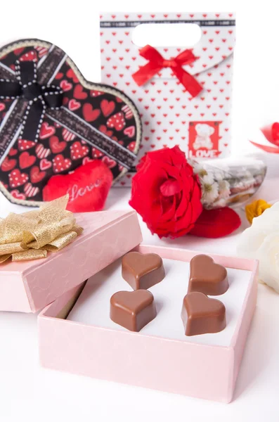 Hjärtformade choklad kärlek i rosa gåva rutan och rosor alla hjärtans dag — Stockfoto