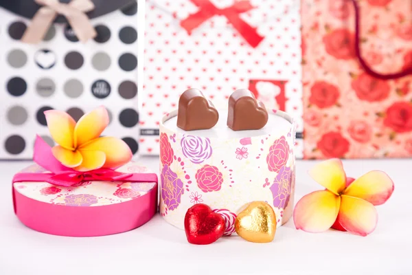 दिल आकार चॉकलेट प्यार गोल उपहार बॉक्स में फूल वेलेंटाइन दिवस के साथ — स्टॉक फ़ोटो, इमेज