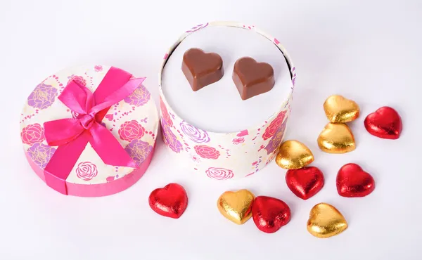 Hjärtformade choklad kärlek i rundade gåva rutan alla hjärtans dag — Stockfoto