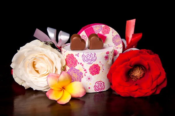 Hjärtformade choklad kärlek i rundade presentförpackning med blomma alla hjärtans dag — Stockfoto