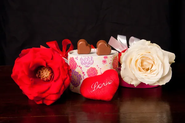 Hartvormige chocolade liefde in afgeronde geschenkdoos met Valentijnsdag rozen — Stockfoto