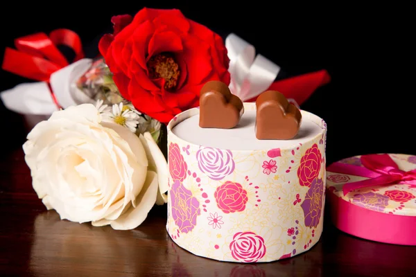 Coração em forma de chocolate Amor em caixa de presente arredondada com rosas Dia dos Namorados — Fotografia de Stock