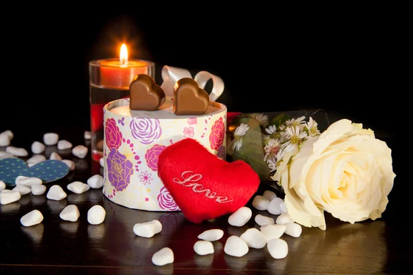 Hartvormige chocolade liefde met kaars en de dag van valentijnskaarten voor witte roos — Stockfoto