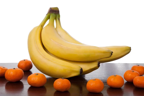 Bananen Obst und Clementinen auf Holztisch — Stockfoto