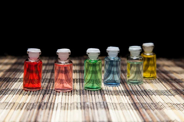 Aceite colorido de la botella de la aromaterapia —  Fotos de Stock