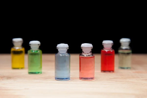 Aromterapi färgglada flaska olja — Stockfoto