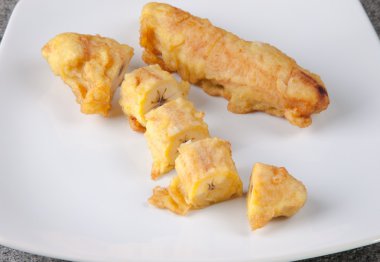 Kızarmış beyaz tabağa dilimlenmiş muz pisang goreng Endonezya Gıda