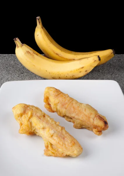 Gebakken banaan pisang goreng Indonesisch eten op wit bord — Stockfoto