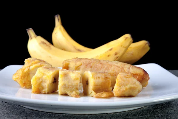 Kızarmış beyaz tabağa dilimlenmiş muz pisang goreng Endonezya Gıda — Stok fotoğraf