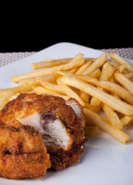 닭고기와 접시와 검정색 배경에서 감자 튀김된 튀김 — 스톡 사진