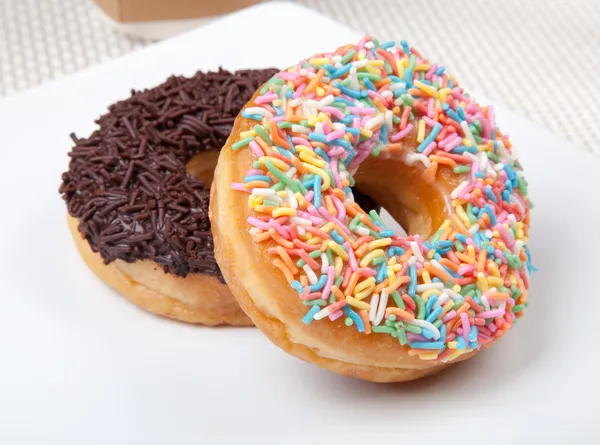 Bunt und Schokolade Donut in weißem Teller — Stockfoto
