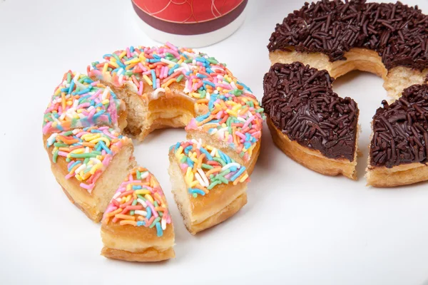 Donut colorido e chocolate com café — Fotografia de Stock