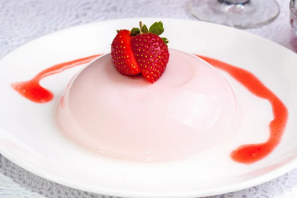 Close-up van aardbeien pudding dessert — Stockfoto