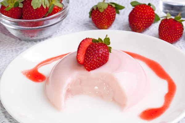 Close-up van aardbeien pudding dessert — Stockfoto