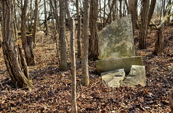 Trasiga tombstone — Stockfoto