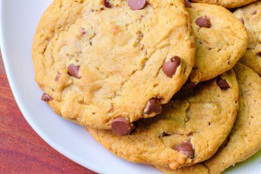 Çikolata parçacıklı kurabiye.