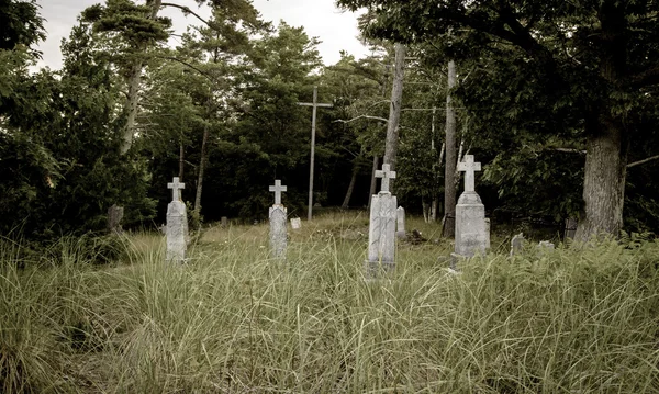 Cross på kyrkogården — Stockfoto