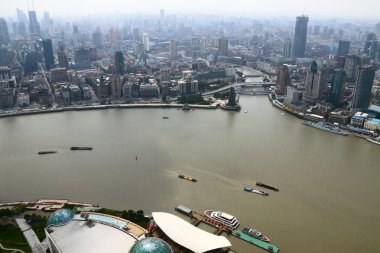 Huangpu Nehri görmek için Şangay Oriental Pearl Tv Kulesi