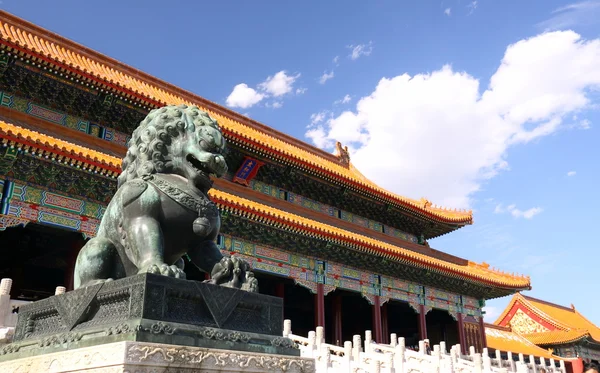 Stone lions and Hall of Supreme Harmony Palace — Stock Photo, Image