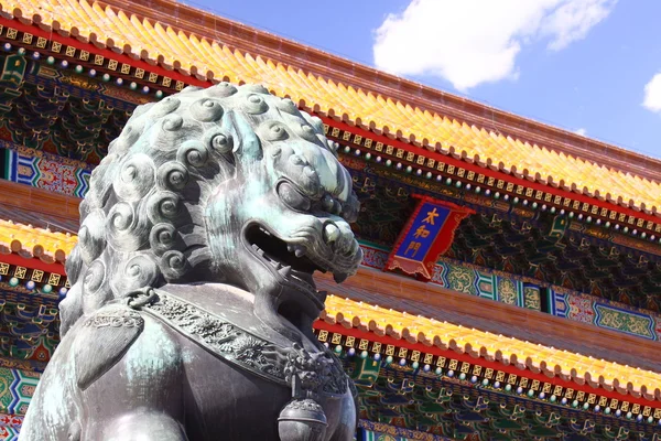 Stone lions and Hall of Supreme Harmony Palace — Stock Photo, Image