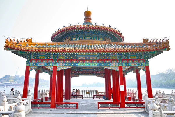 Tourists to rest in the Beihai Park Five Dragon Pavilion — Stock Photo, Image