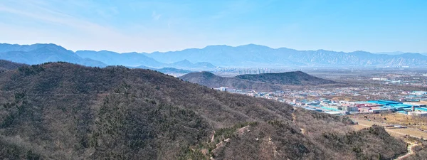 La ciudad y las montañas de Beijing Baiwangshan Peak — Foto de Stock