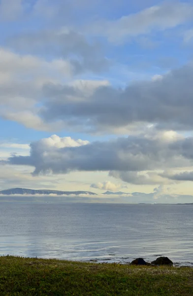 Nuvens cúmulos, mar e montanhas vistas de Reykjavik Islândia — Fotografia de Stock