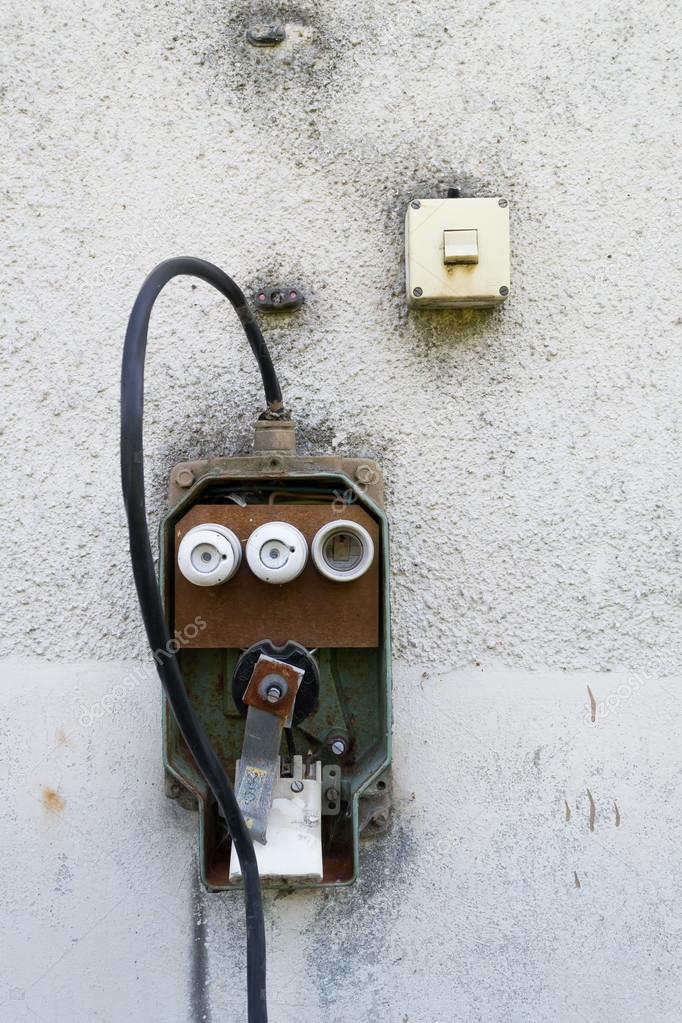 Understanding An Old School Fuse Box