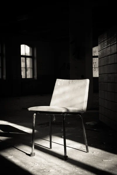 Ensam stol — Stockfoto