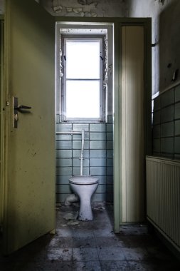 Eski toprak tuvalet