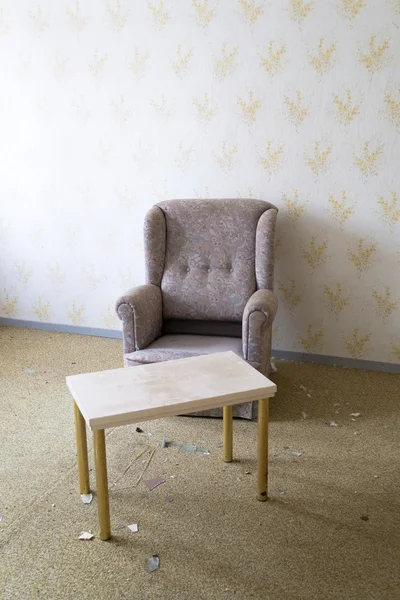 Cadeira velha com mesa — Fotografia de Stock