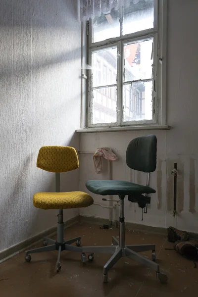 Oude stoelen van het Bureau — Stockfoto