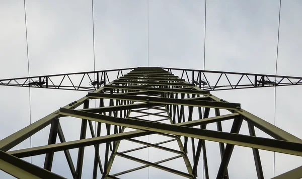 Hög spänning i himlen — Stockfoto