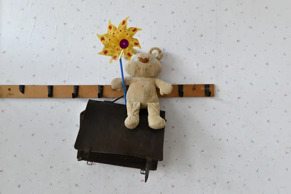 Teddy ile okul sırt çantası — Stok fotoğraf