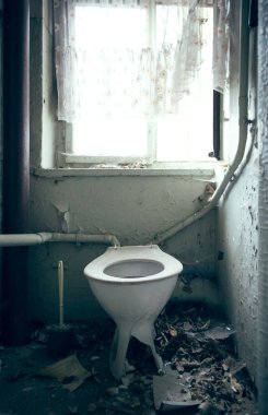 Eski kırık tuvalet